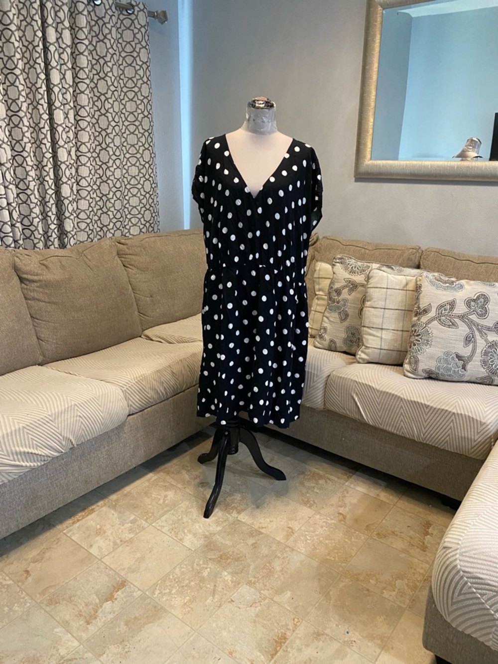 New Ava & Viv 3X black short-sleeve V-neck dress with a classic polka dot print